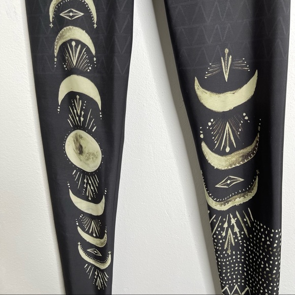 Onzie Black High Rise Las Lunas Graphic Full Leg Leggings Size XS Moonphases - Picture 13 of 16